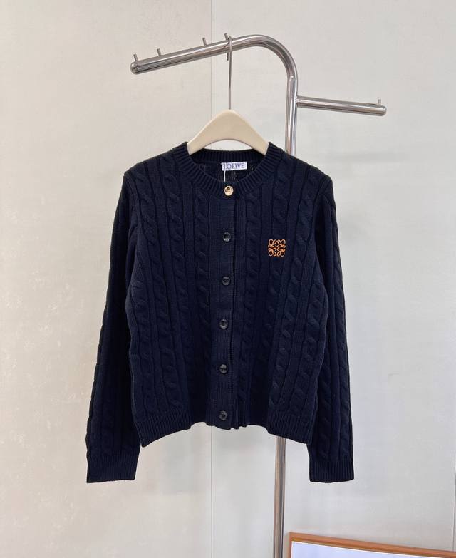 Loewe25Fw早秋新款微标刺绣麻花纹针织开衫丨独家Yb开发！高版出品！经典麻花纹理在针织物上立体呈现，胸前的品牌徽标刺绣，在湖蓝色的衣身映衬下，宛如艺术点缀