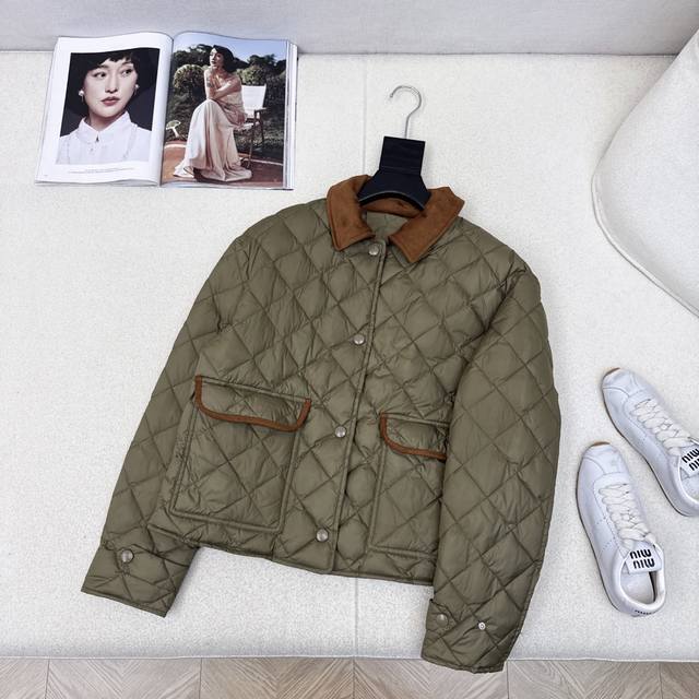 爆单款推荐 Miu 25Ss 秋冬最新款菱形绗缝拼麂皮绒翻领短款羽绒外套 麂皮绒元素翻领+翻盖口袋细节设计 H经典版型演绎秋冬叠搭造型 国标90白鸭绒填充 冬季