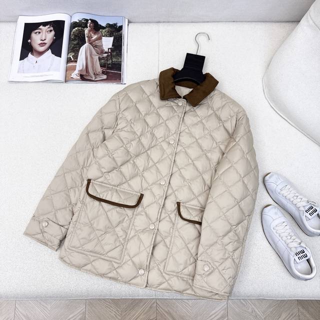 爆单款推荐 Miu 25Ss 秋冬最新款菱形绗缝拼麂皮绒翻领长款羽绒外套 麂皮绒元素翻领+翻盖口袋细节设计 H经典版型演绎秋冬叠搭造型 国标90白鸭绒填充 冬季