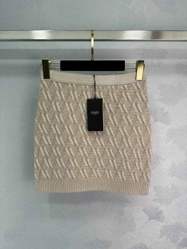 Fe*秋冬新品胶囊系列。减龄学院风穿搭，奶茶色老花Ff钩织半裙 进口纱线质感细腻舒适。老花Logo时髦又高级！经典版型上身巨显瘦！白富美必备单品！现货开抢！一色