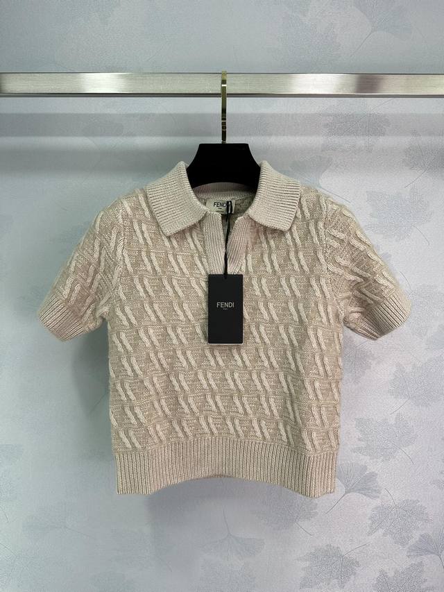 Fe*秋冬新品胶囊系列。减龄学院风穿搭，奶茶色老花Ff钩织翻领短袖 进口纱线质感细腻舒适。老花Logo时髦又高级！经典版型上身巨显瘦！白富美必备单品！现货开抢！