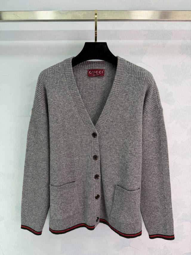 Guc*I 2025早秋新款纯色系针织开衫！定制Yb羊毛针织材质 舒适软糯 V领针织开衫裁剪 领口袖口撞色螺纹包边 舒适有弹力 双侧口袋装饰增添造型感 成衣条纹