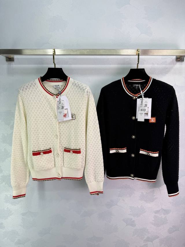 Ch*26早春新款针织开衫，红色滚边，简约又俏皮高品质针织，柔软舒适，胸前有两个口袋，实用又有设计感。正面黑色纽扣+白色刺绣Logo，细节满分，休闲中带点精致，