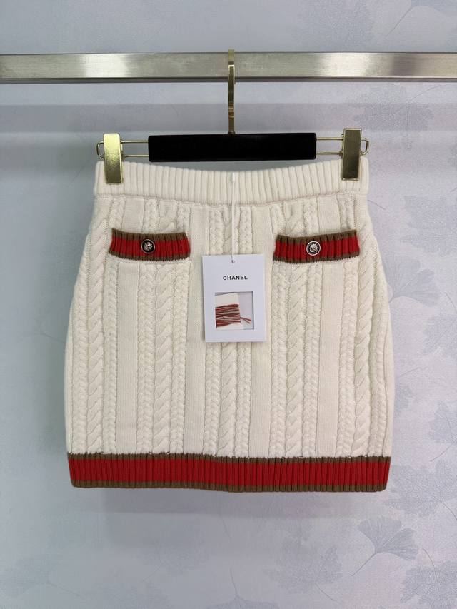 Ch*26C早春系列学院针织半身裙，撞色红棕边缘，经典麻花纹理细腻，触感柔软，两个翻盖口袋+双C Logo金属扣，细节满分搭配同系列上衣一套上身都很优雅！1色3