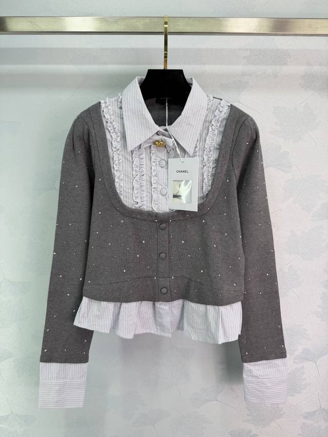 Ch*25秋冬新款拼接针织衫，假两件设计超有层次感外层是柔软针织+条纹衬衫，木耳边+蝴 蝶结点缀，学院风满满