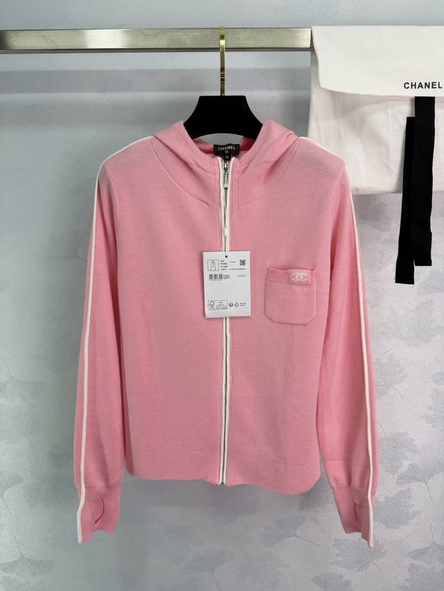 Ch*25秋冬新款拉链针织开衫，柔软针织面料，连帽设计+全拉链，胸前口袋配双C Logo，辨识度超高。袖口和下摆罗纹收口，运动休闲与品牌经典元素完美融合，时髦又
