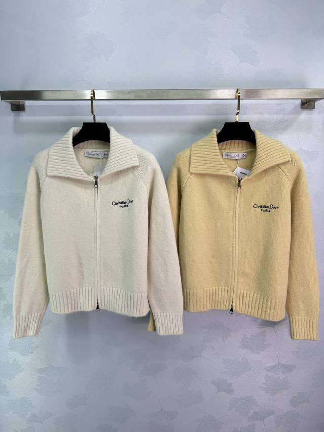 Dio*25秋冬新款翻领拉链毛衣，柔软针织面料，立领+拉链设计，简约又有细节感，秋冬外穿或内搭都很Ok~胸前Logo刺绣，品牌辨识度满分，轻松打造优雅休闲风，日