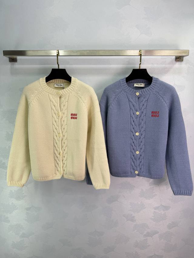 Miu*25秋冬新款麻花针织开衫，柔软羊毛混纺，穿着超舒适又保暖经典麻花纹理+胸前刺绣Logo，细节满分计。圆领设计简约大方，前排纽扣方便穿脱，休闲Or学院风都