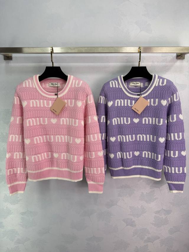 Miu*25秋冬新款爱心图案针织衫，柔软舒适，白色爱心+字母交织，俏皮又可爱。宽松版型，袖口和下摆罗纹设计，保暖力满分~日常休闲穿搭必备，配牛仔裤或半身裙都很甜