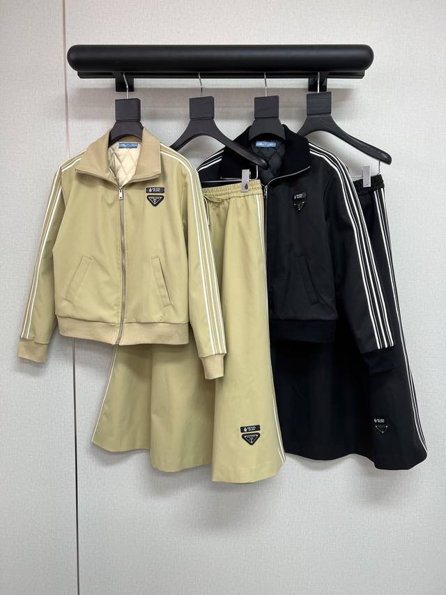 高品质prada秋冬新款系列夹克棉服外套小皮标三角标装饰侧边织带 半身伞裙字母小皮标装饰 做工精细 专柜同步 可分开 两色外套Sml300 半裙Sml260