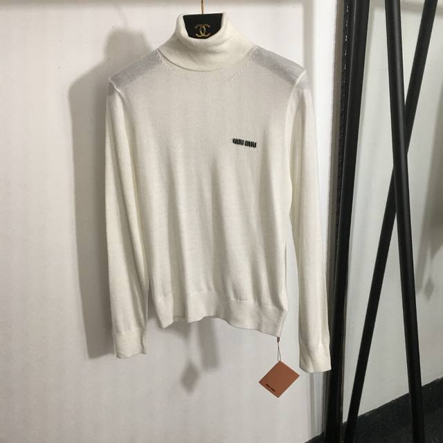 款号 6744 Miumi*新款 简约字母高领长袖羊毛针织衫 打底衫，白色，黑色，灰色，红色，卡其色，Sml， M码；肩宽36，胸围86，袖长60，衣长57