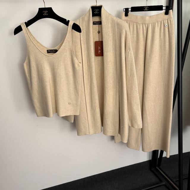 款号20257338 Loro piana*Lp新款针织三件套装，金属圈圈装饰 吊带背心+长袖针织开衫+高腰阔腿长裤，杏色，深蓝色，卡其色，黑色，棕色，咖色，紫