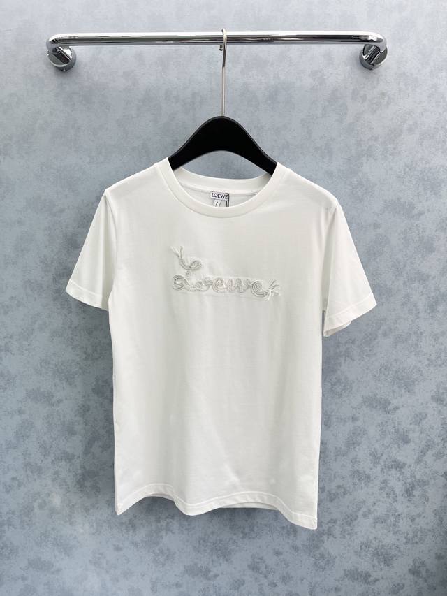 爆款现货 原单品质 Loew*｜25新品立体盘花绣字母短袖T恤 精致版型上身巨显瘦！ 定制最新工艺 低调奢华！ 时髦精必备单品解锁所有穿搭！ 认准我家品质！经典