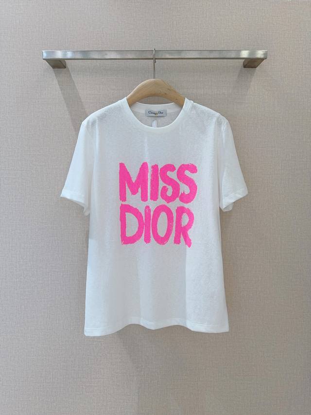 D家25新款强烈推荐 胸前饰以手绘印花字母装饰 展现品牌格调宽松T桖，剪裁穿搭利落时髦 最新 Miss Dio*系列穿搭时尚，百搭简约高级 夏日清凉吸睛让人眼前