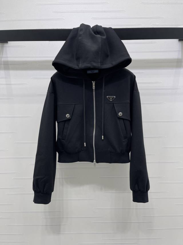上新原单高端品质 prad* 2025秋冬最新系列！连帽毛呢拉链外套！定制毛呢材质，秋冬保暖厚度，舒适好穿，挺括有型，连帽拉链外套版型，拉链穿脱方便，帽领抽绳调