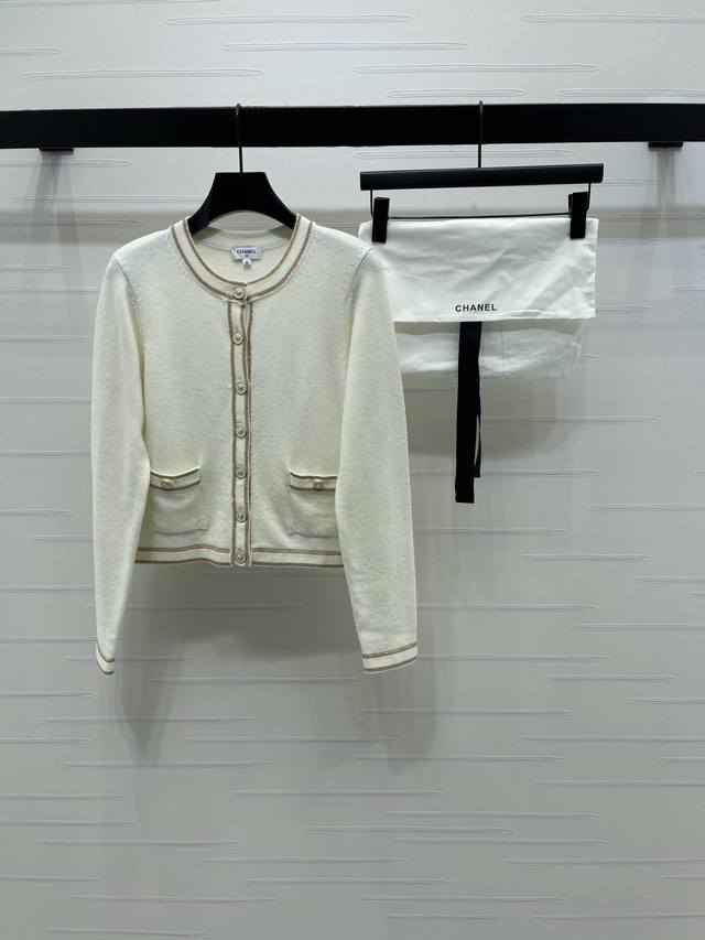 上新原单高端品质 Chane* 2025秋冬最新系列！金线包边圆领针织开衫！定制羊毛纱线织造，密度细针织造，软糯质地，舒适亲肤，圆领纽扣正肩开衫剪裁，大身前襟圆