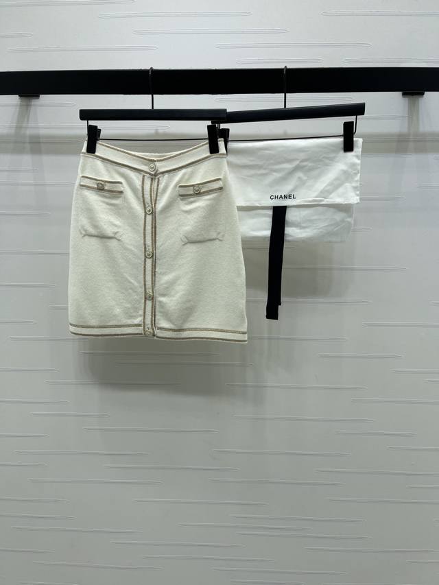 上新原单高端品质 Chane* 2025秋冬最新系列！金线包边针织短裙！定制羊毛纱线织造，密度细针织造，软糯质地，舒适亲肤，针织半身裙剪裁，大身前襟圆扣山茶花装