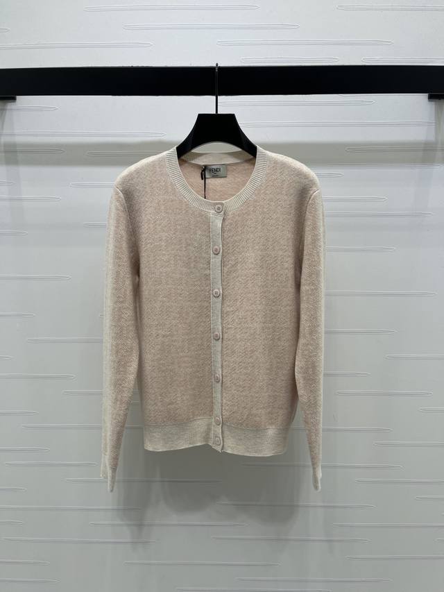 上新原单高端品质 Fend* 2025秋冬最新系列！提花圆领针织开衫！定制丝毛针织材质，质感高级，舒适柔软，圆领开衫剪裁，领口袖口螺纹包边与衣摆相呼应，印刻襟扣