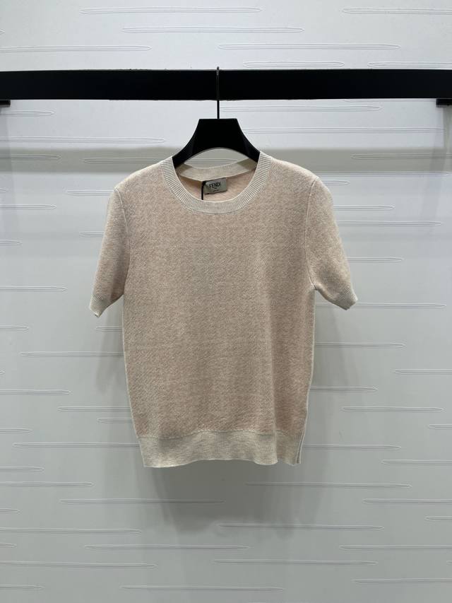 上新原单高端品质 Fend* 2025秋冬最新系列！提花圆领套头针织短袖！定制丝毛针织材质，质感高级，舒适柔软，圆领针织短袖剪裁，领口袖口螺纹包边与衣摆相呼应，