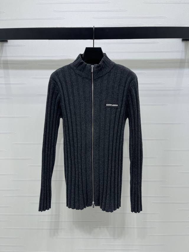 上新原单高端品质 Miumi*2025秋冬最新系列！修身针织拉链开衫！定制羊毛纱线织造，质感高级，舒适柔软，小立领拉链针织上衣剪裁，领边延伸至全身的竖坑条设计，