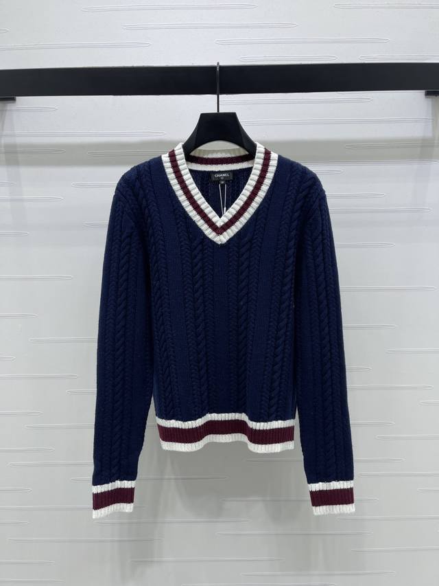 上新原单高端品质 Chane* 2025秋冬最新系列！麻花针织条纹套头毛衣！定制羊绒纱线针织材质，亲肤软糯，密实细腻，正肩V领套头毛衣版型，成衣超重工麻花编织，