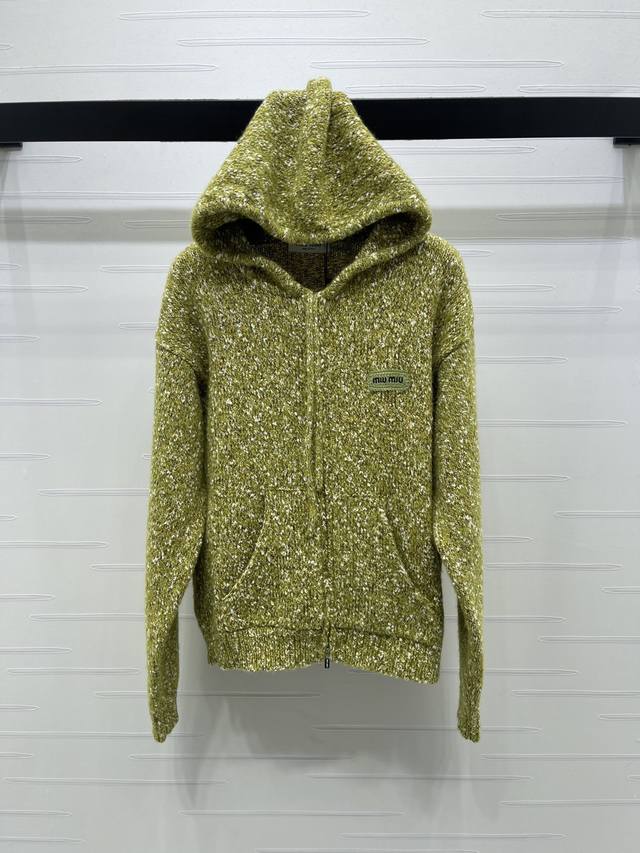上新原单高端品质 Miumi*2025秋冬最新系列！连帽雪花彩点针织开衫！定制Yb羊毛纱线织造，细腻柔软，弹力十足 ，精致连帽拉链开衫版型，通体以细腻纹理钩织，