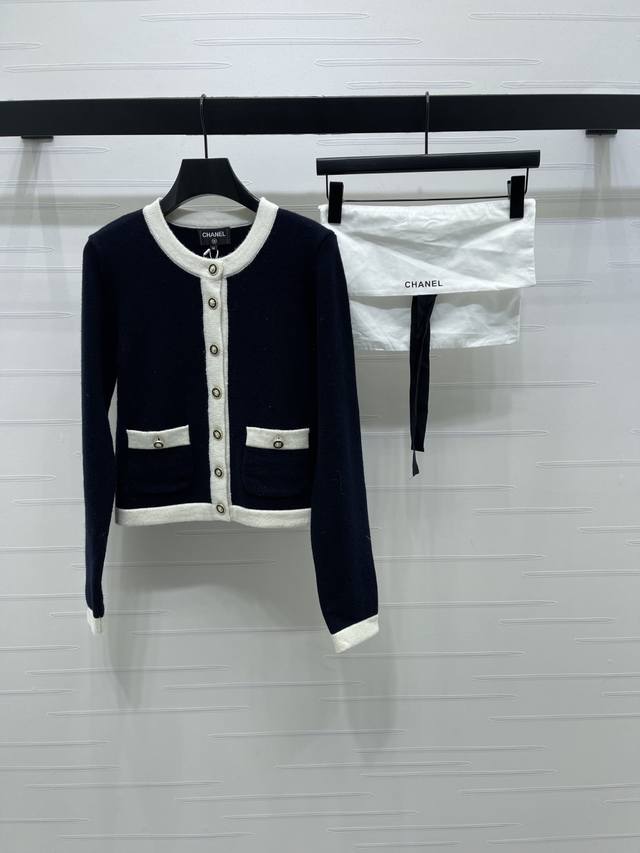 上新原单高端品质 Chane* 2025秋冬最新系列！撞色包边圆领针织长袖开衫！定制羊绒纱线织造，密度细针织造，软糯质地，舒适亲肤，圆领纽扣正肩开衫剪裁，大身前