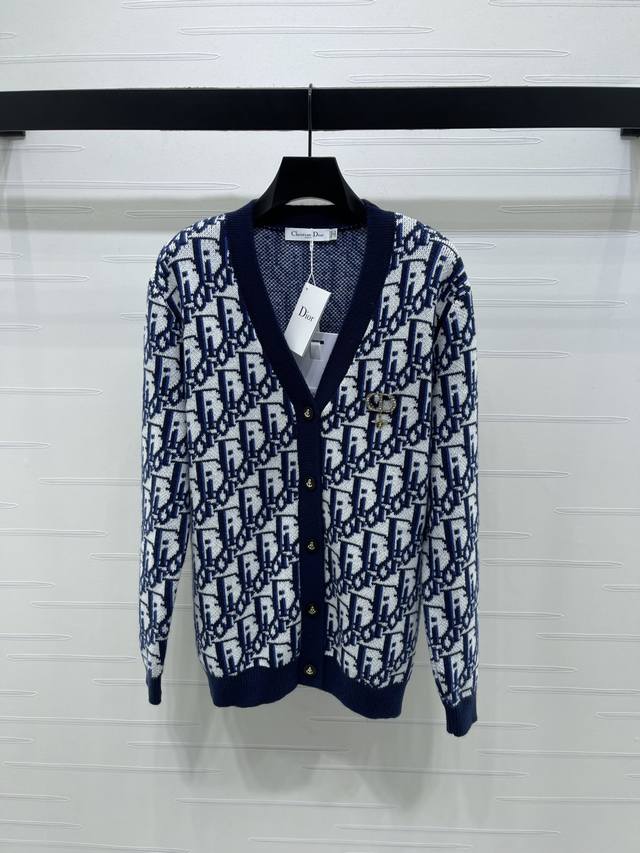 上新原单高端品质 Dio* 2025秋冬最新系列！字母提花针织长袖开衫！定制羊毛纱线织造 质感高级透气 V领针织开衫剪裁 通体利用细密钩针肌理 勾勒字母提花图案