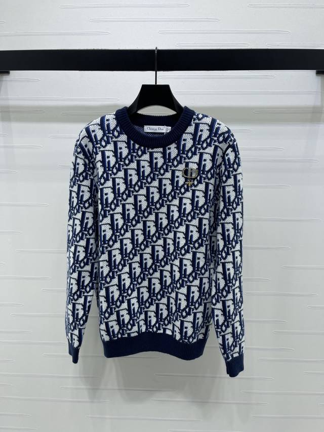 上新原单高端品质 Dio* 2025秋冬最新系列！字母提花套头长袖毛衣！定制羊毛纱线织造 质感高级透气 圆领长袖毛衣剪裁 通体利用细密钩针肌理 勾勒字母提花图案