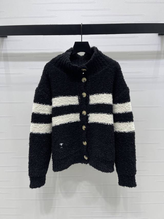 上新原单高端品质 Dio* 2025秋冬最新系列！立领针织开衫！定制棉毛纱线织造，柔软细腻，质感舒适，翻领开衫剪裁，立领翻领两穿设计 御寒防风又简约时尚，腰侧字