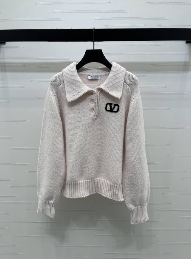 上新原单高端品质 Valentin*2025秋冬最新系列！翻领针织长袖！定制羊毛针织材质，密度细针织造，清晰毛感肌理，舒适亲肤，圆领落肩剪裁半开襟纽扣设计便利穿