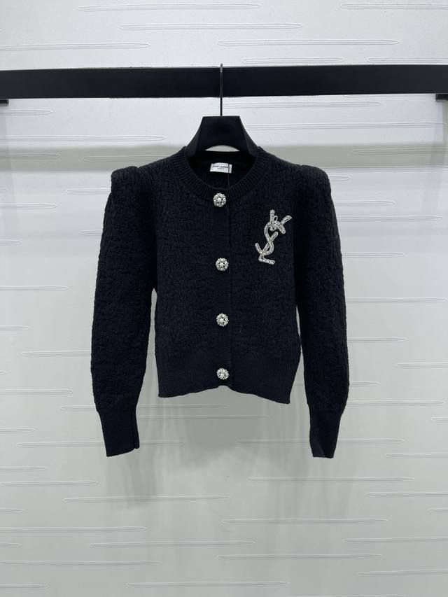 上新原单高端品质 Ysl* 2025秋冬最新系列！立体花纹圆领针织开衫！定制全棉纱线织造 舒适软糯 弹力十足 圆领针织开衫裁剪 领口袖口同色系包边 成衣选用高级