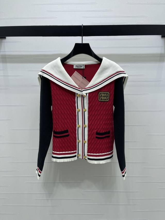 上新原单高端品质 Miumi*2025秋冬最新系列！撞色披肩领针织开衫！定制进口羊毛针织材质 质感十足 柔软舒适 领边延伸至衣摆袖口条纹包边设计 增添造型层次感