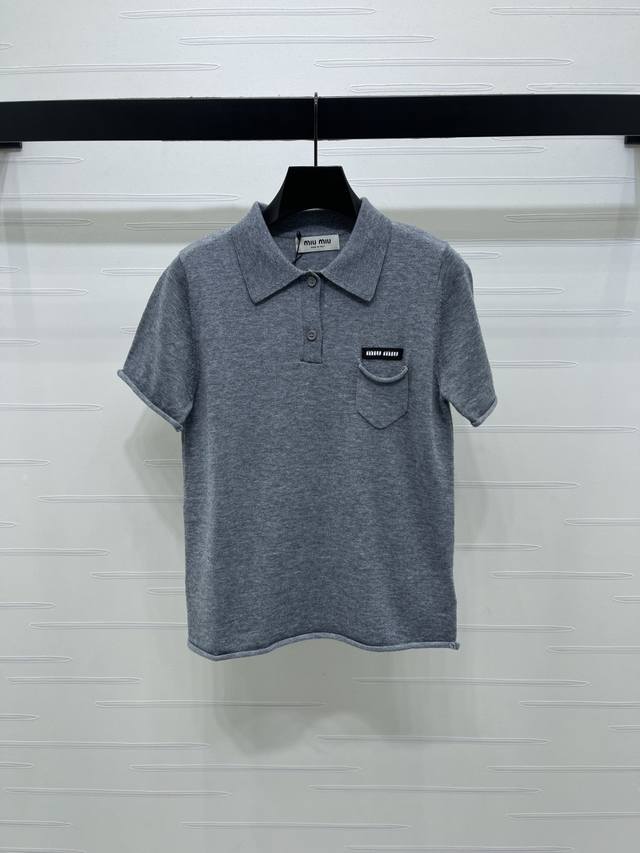 上新原单高端品质 Miumi*2025秋冬最新系列！翻领针织短袖！定制羊毛纱线织造 柔软舒适 洋气显瘦 翻领短袖上衣版型 半开襟纽扣设计便利穿脱 通体素色打底胸