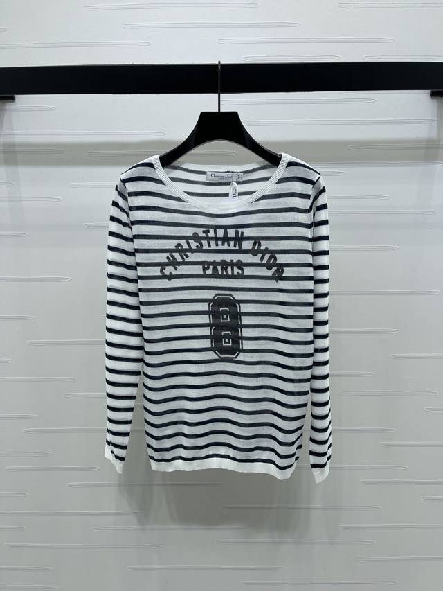 上新原单高端品质 Dio* 2025秋冬最新系列！条纹亚麻针织长袖！定制丝麻针织材质 质感轻薄透气 亲肤柔软 圆领长袖剪裁 简约不失时尚 胸前品牌标志性字母印花