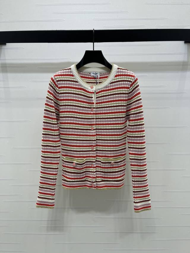 上新原单高端品质 Chane* 2025秋冬最新系列！条纹针织圆领开衫！定制丝毛纱线织造，质感高级，弹力舒适，圆领针织长袖开衫版型，粉色滴釉水钻山茶花纽扣装饰，