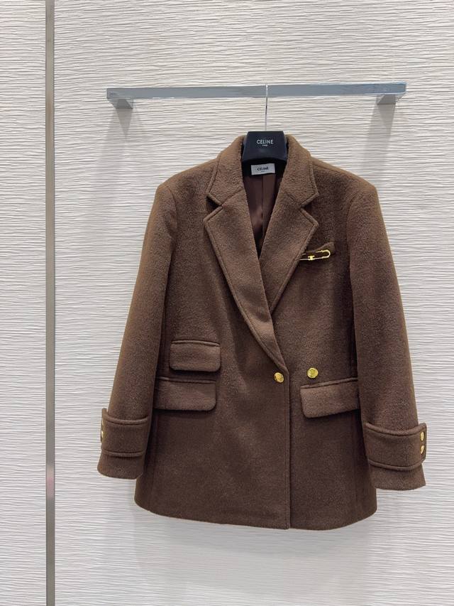 Celin*2025Fw新款 含30羊绒 简洁大气的西装外套 非常高级的进口质地 仔细看细节 上身非常飒 干净有品 提气质~~完全按照高定成衣水准 无法不爱 气