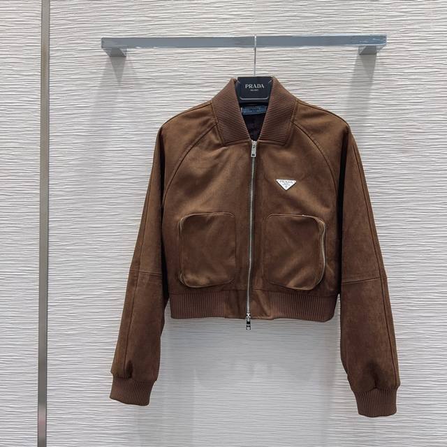 prad* 2025Fw新款鹿皮绒外套 时髦度爆棚 高级定制三角标专属Logo 绝绝子的版型 随性洒脱！不旦颜色美，质感也敲好！精致又时尚 Sml S后中长45