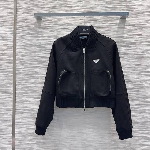 prad* 2025Fw新款鹿皮绒外套 时髦度爆棚 高级定制三角标专属Logo 绝绝子的版型 随性洒脱！不旦颜色美，质感也敲好！精致又时尚 Sml S后中长45