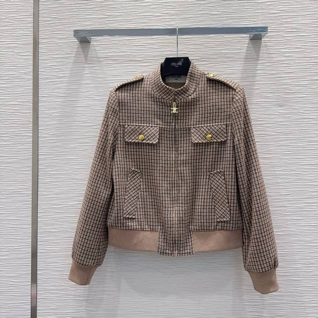 Celin* 2025Fw新款外套 出货即爆单 特殊材质有肌理感 每个小细节都非常注重 恰到好处的高级感 立体剪裁 让成衣上身更为精致洋气 开模定制装饰 实物太