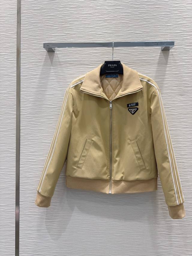 prad* 2025Fw新款套裙 高定出品 时髦精必入 这穿搭的功能特别强大 随意打造显高显瘦的上身效果，美式高街帅气随性气质！强烈推荐自留款 进口面料质感超赞