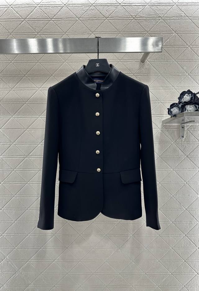 Louis Vuitto*2025新品上架 皮革小立领西装外套 定制Yb进口材质，肌理明显，高级舒适，小立领西装版型，大身黑色与皮革领处理碰撞，前襟印刻金扣亮点