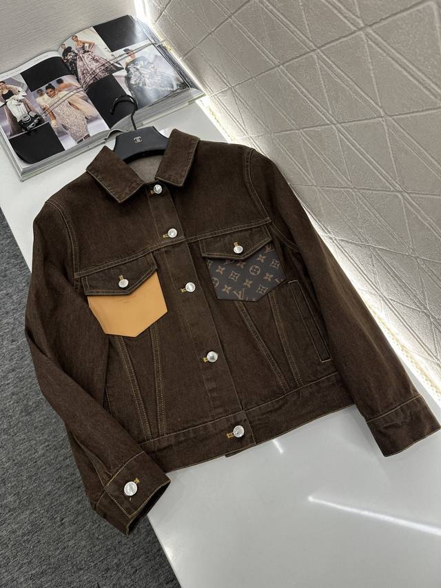 Louis Vuitto*2025新品上架 皮牌牛仔外套短裤套装 定制Yb斜纹棉牛仔材质，多重水洗，呈现出挺括质感，翻领正肩牛仔夹克外套裁剪，两边翻盖口袋分别搭