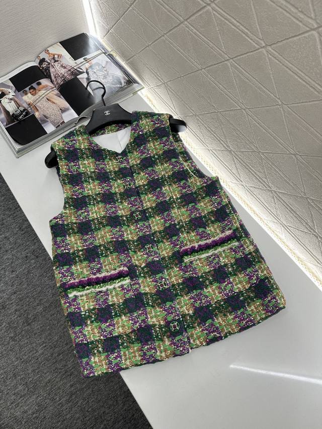 Chane*2025新品上架 编织洋装马甲 25Coco滑雪系列#定制Yb进口粗纺羊毛呢材质，肌理明显，毛料肉眼可见，质感上乘，粗花条纹毛呢面料打造名媛风典范，