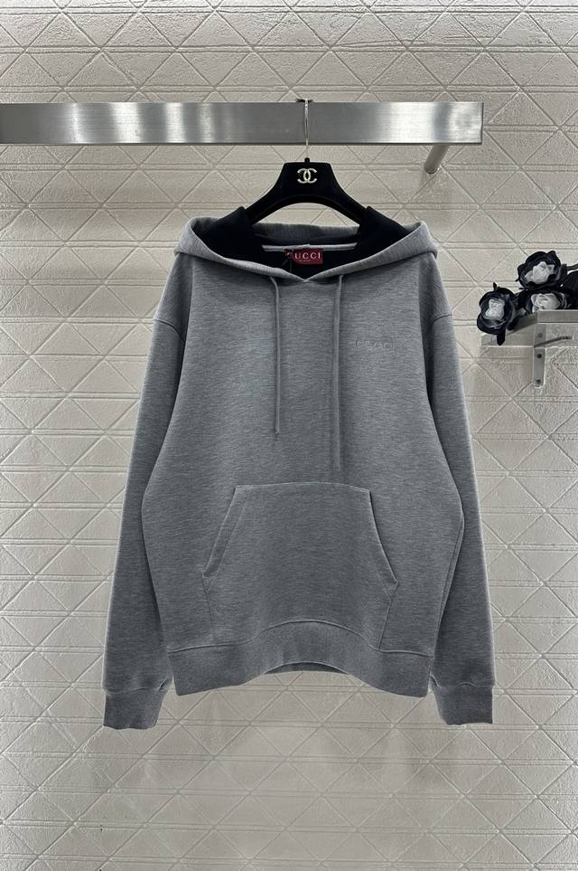 Gucc*2025新品上架 刺绣抽绳连帽卫衣 定制Yb原生全棉材质，双层面料复合处理，完美还原Yb品相，质感高级，舒适好穿，连帽抽绳卫衣版型，大身宽松廓形，百搭