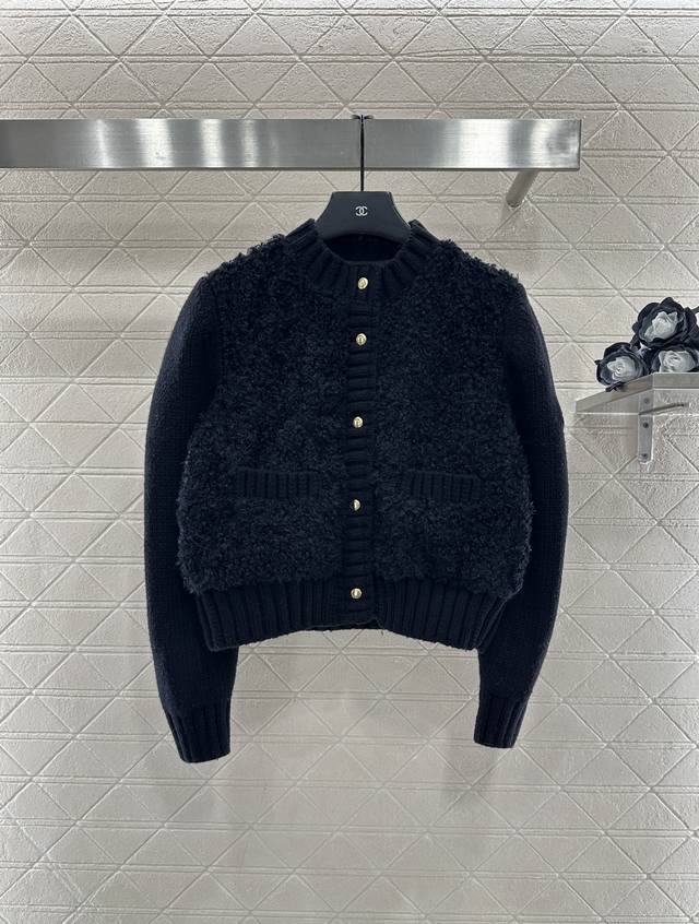 Moncle2025新品上架 羊毛拼接针织羽绒外套 通体躯干部分饰以立体蓬松泰迪羊毛材质，毛量充足，质感柔软舒适，圆领纽扣开襟长袖羽绒外套剪裁，双袖拼接羊毛针织