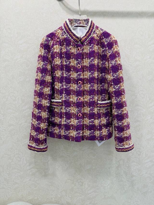 Chan*L 25新款编织立领洋装外套 进口粗纺羊毛呢材质。百分百真丝内衬。粗花条纹毛呢面料打造名媛风典范，小立领正肩外套，袖口和口袋边缘呼应领边条纹撞色造型，