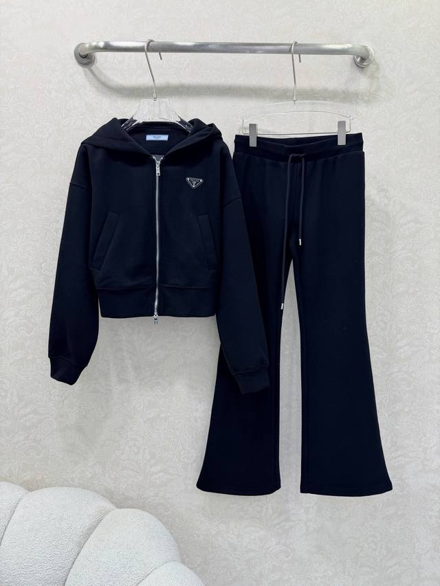 prad*25新款休闲运动套装 定制面料 连帽外套休闲微喇长裤 经典三角标装饰 恰到好处的松量 干净利落的裁剪 即便没有多余的噱头装饰 亦能轻松展露自身非富即贵