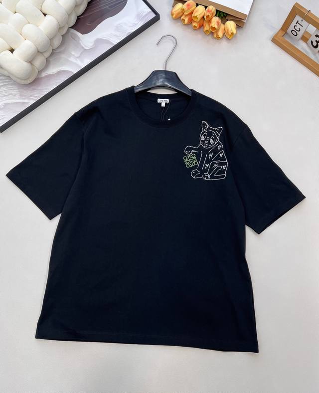 Loewe2025新款圆领刺绣猫咪，Loewlouis Wain联名系列#定制Yb原生全棉材质，透气舒适，质感十足，宽松短袖T恤裁剪，凸显品牌格调，采用克重纯棉