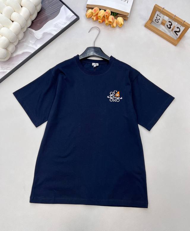 Loewe2025新款圆领刺绣图腾，Loewlouis Wain联名系列#定制Yb原生全棉材质，透气舒适，质感十足，宽松短袖T恤裁剪，凸显品牌格调，采用克重纯棉